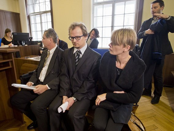 Na snímku jsou obžalovaní (zleva) - primář interního oddělení Václav Hulínský, lékař Michal Križanovič a lékařka Tamara Malcevová.