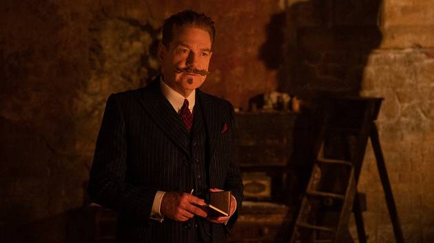Kenneth Branagh jako detektiv Hecrule Poirot ve filmu Přízraky v Benátkách