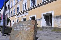 Po letech sporů rakouská vláda rozhodla o dalším osudu rodného domu nacistického vůdce Adolfa Hitlera v hornorakouském městečku Braunau am Inn. 