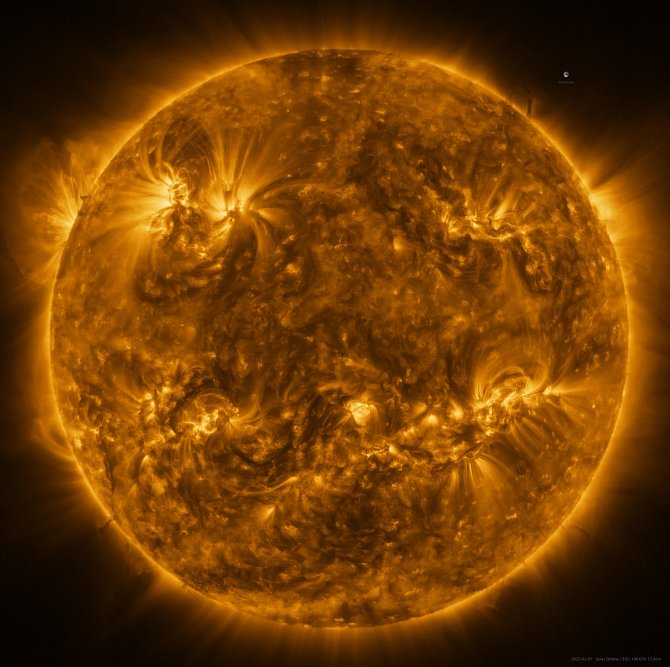 Slunce na dosud nejrozsáhlejším snímku, který pořídila vesmírná sonda Solar Orbiter.