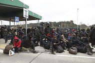 Migranti na hraničním přechodu na polsko-běloruské hranici, 15. listopadu 2021. Ilustrační snímek