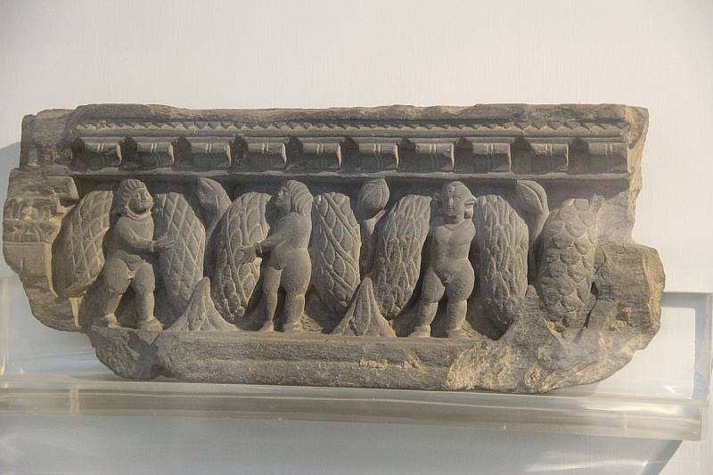 Erótové nesoucí girlandu, umění starověkého buddhistického království Gandháry, Indické národní muzeum, Nové Dillí