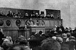 Josif Vissarionovič Stalin řeční na 17. sjezdu strany v roce 1934. Do popravy Zinovjeva a Kameněva zbývají dva roky