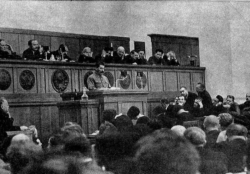 Josif Vissarionovič Stalin řeční na 17. sjezdu strany v roce 1934. Do popravy Zinovjeva a Kameněva zbývají dva roky