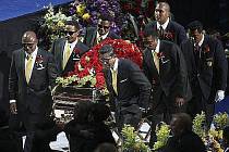 Snímek z veřejného rozloučení s Michaelem Jacksonem, které proběhlo začátkem července v Los Angeles. Datum pohřbu bylo stanoveno na 29. srpna.