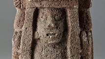 Aztécká bohyně úrody, hojnosti a veselí Chicomecoatl. Kamenná socha, Mexiko 1350 – 1521. 
