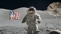 Astronaut Eugene Cernan na měsíčním povrchu, zatím poslední člověk, který stál na Měsíci. Cernan měl československé kořeny