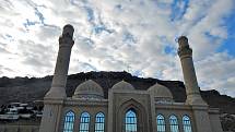 Ale pojďme k trochu jiné architektuře. Mešita Bibi-Heybat se sice nevyrovná zlatu v Abú Zabí, přesto je působivá a viditelná i z moře.