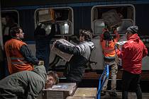 Dobrovolníci a zaměstnanci Gepard expressu nakládají poslední zdravotnický materiál do vlaku, 3. března 2022 v Bohumíně. Humanitární vlak na Ukrajinu poblíž města Mostyska vypravuje iniciativa Železnice pomáhá.