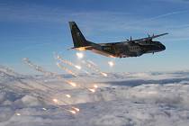 Letoun C-295 vypouští obranné světlice