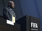 Dočasný prezident FIFA Issa Hayatou.