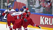Čeští hokejisté se radují z gólu proti Švédsku.