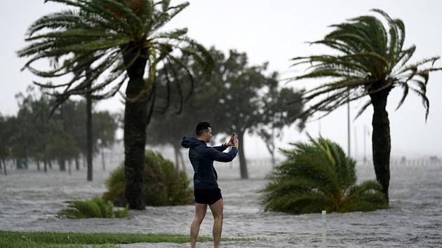 Muž si pořizuje fotografii na břehu jezera Pontchartrain v New Orleans, ke kterému se 29. srpna 2021 blíží hurikán Ida