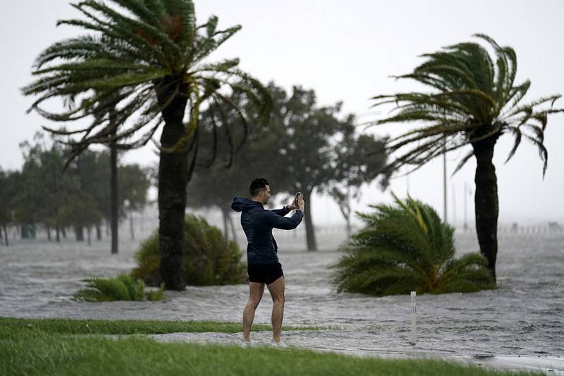 Muž si pořizuje fotografii na břehu jezera Pontchartrain v New Orleans, ke kterému se 29. srpna 2021 blíží hurikán Ida