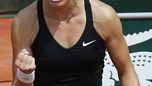 Lucie Šafářová se raduje na Roland Garros z postupu do osmifinále.