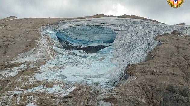 Pohled na uvolněný ledovec v blízkosti vrcholku Marmolada v italských Alpách, 3. července 2022.