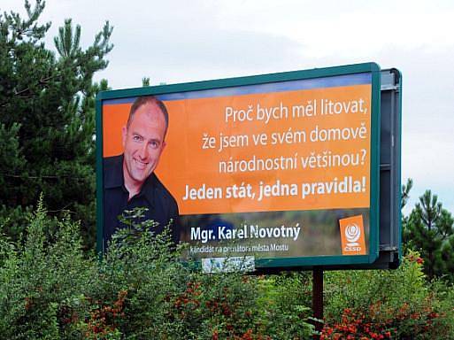 Vedení ČSSD chce po mostecké organizaci, aby odstranila kontroverzní billboard s mosteckým lídrem Karlem Novotným. Je na něm použitý slogan: "Proč bych měl litovat, že jsem ve svém domově národnostní většinou? Jeden stát, jedna pravidla."