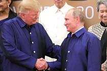 Donald Trump a Vladimír Putin na summitu APEC ve vietnamském Danangu