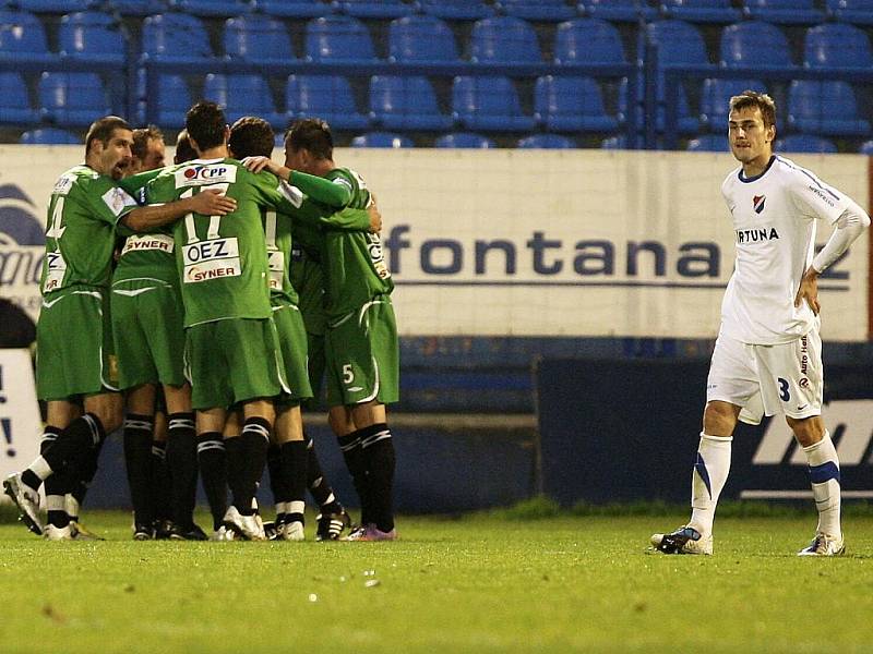 Fotbalisté Jablonce slaví gól proti Ostravě.