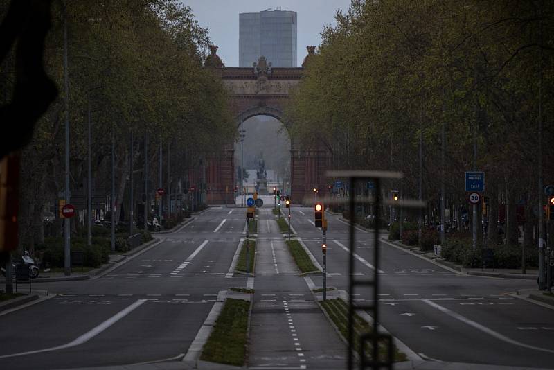 Pandemie koronaviru vyhnala čilý ruch také z ulic katalánské metropole Barcelony.