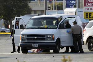 Policie prozkoumává dodávku, ve které byl nalezen mrtvý muž podezřelý ze střelby po oslavách čínského Nového roku v kalifornském městě Monterey Park. Střelba si vyžádala deset obětí a deset zraněných. 22. ledna 2023