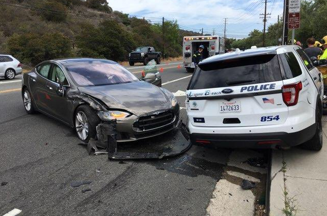 Vozidlo Tesla nabouralo v Kalifornii stojící policejní auto.