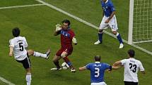 Opora italské reprezentace Buffon likviduje šanci Hummelse.