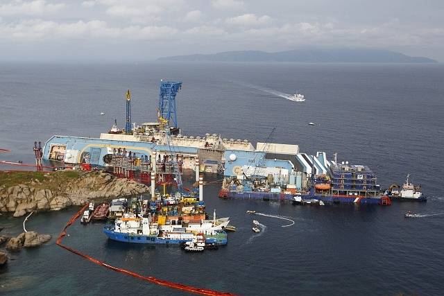 Vyzvedávání vraku lodi Costa Concordia.