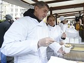 Andrej Babiš a Adriana Krnáčová nalévali na Štědrý den na Staroměstském náměstí v Praze rybí polévku. 