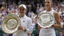 Karolína Plíšková ve finále Wimbledonu 2021 (vlevo vítězka Ashleigh Bartyová)