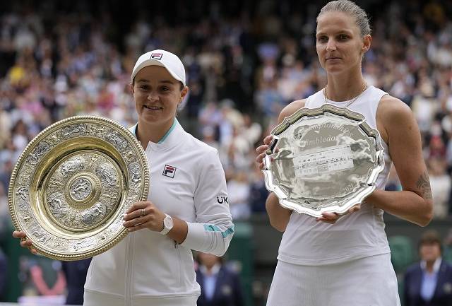 Karolína Plíšková ve finále Wimbledonu 2021 (vlevo vítězka Ashleigh Bartyová)