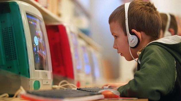 Dítě u počítače, internet, sluchátka vyučování. Ilustrační foto.