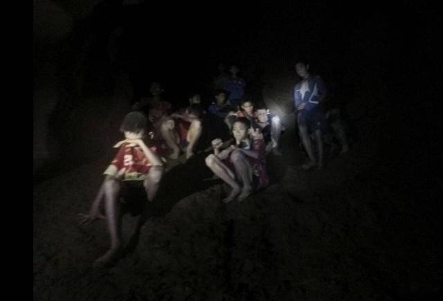 Britští potápěči konečně pronikli k chlapcům v zaplavené thajské jeskyni