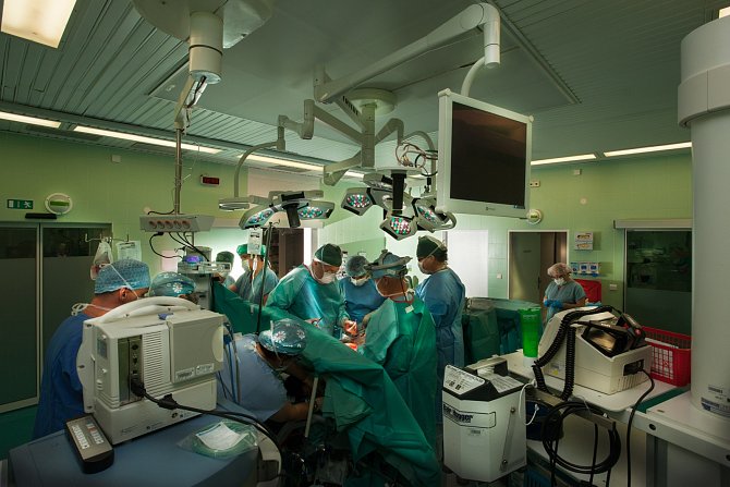 Tým primáře cévní chirurgie pražské Nemocnice na Homolce, profesora Petra Štádlera, při operaci