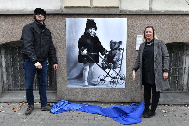 V listopadu 2019 byla Lili Hornig odhalena pamětní deska na jejím rodném domě. Na snímku jsou historik Martin Krsek a Michaela Valášková z Muzea města Ústí nad Labem