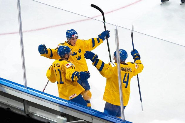 Švédští hokejisté se radují z druhé branky do sítě českého výběru