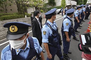 Policejní kordon před tokijskou rezidencí zavražděného expremiéra Šinzóa Abeho