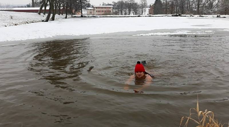 Andrea Marková z Vernéřovic se začala otužovat nejprve studenou sprchou. Nyní dává přednost bazénu či rybníku.