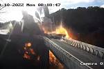 Snímek obrazovky z bezpečnostní kamery ukazuje, jak 10. října 2022 otřásla exploze mostem v okrese Ševčenkivskij v ukrajinském hlavním městě Kyjevě.