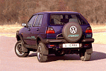 Volkswagen Golf Country - Vzít běžný hatchback, zvednout mu podvozek a nasadit ochranné rámy do přírody bylo v té době prakticky nepředstavitelné.