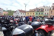 Na žehnání motorkářům dorazilo do Stříbra tentokrát přes čtyři stovky milovníků rychlých kol.