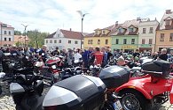 Na žehnání motorkářům dorazilo do Stříbra tentokrát přes čtyři stovky milovníků rychlých kol.