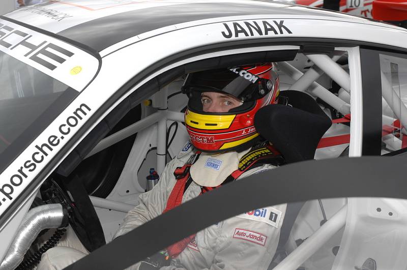 Jiří Janák za volantem Porsche.