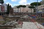Pohled na římské archeologické naleziště Largo di Torre Argentina, kde se nachází místo, kde zemřel Julius Caesar. Až do letoška byl možný pouze pohled z výšky (snímek z roku 2022), nyní sponzoři zaplatili vybudování ochozů pro turisty přímo na nalezišti