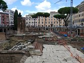 Pohled na římské archeologické naleziště Largo di Torre Argentina, kde se nachází místo, kde zemřel Julius Caesar. Až do letoška byl možný pouze pohled z výšky (snímek z roku 2022), nyní sponzoři zaplatili vybudování ochozů pro turisty přímo na nalezišti