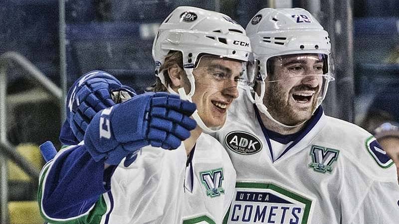 Útočník Lukáš Jašek v dresu Uticy Comets.