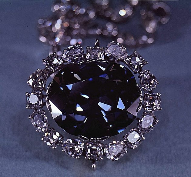 Současná podoba diamantu Hope. Postupně byl přebroušen a zasazen do přívěšku. Nyní jej vlastní muzeum Smithsonian v americkém Washingtonu.