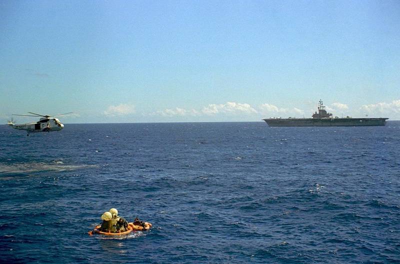 Posádka Apolla 16 po návratu na Zemi čeká na vyzvednutí z Tichého oceánu.