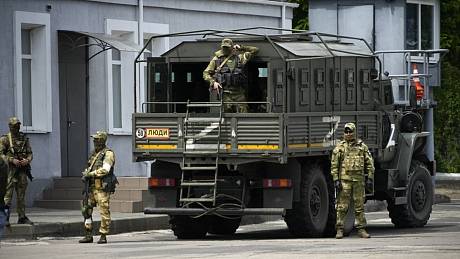 Ruští vojáci hlídkují v Chersonu na jihu Ukrajiny 20. května 2022