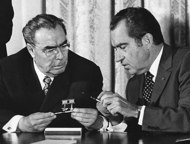 Sovětský vůdce Leonid Brežněv (vlevo) a americký prezident Richard Nixon si prohlížejí protokolární pera. Z brožury Prezident Nixon a role CIA v arabsko-izraelské válce v roce 1973